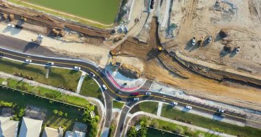 Kuzey Liman, Florida 'da kavşak inşaatı. Hareket halindeki trafik arabalarıyla Amerikan yol çemberinin gelişimi. Kentsel dairesel ulaşım kavşağı