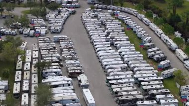 Florida 'da satılık kamp karavanları olan bir karavan satıcısı.