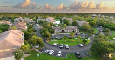Florida 'nın banliyölerinde araba park alanı olan apartmanlar, ABD' de aile konutlarını ve konut planlamalarını temsil eden