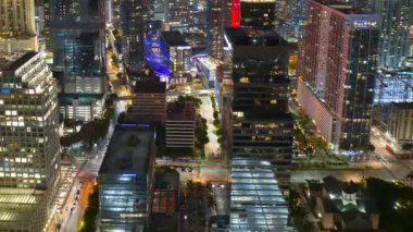 Miami Brickell 'in şehir merkezindeki şehir gece manzarası, Florida, ABD. Modern Amerikan megapolis 'indeki parlak gökdelen binalarıyla gökdelenler.