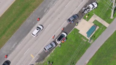 Florida 'da şehir caddesinde araba kazası. Dikkati dağılmış sürüş ve hız sonucu. ABD 'de trafik kazasında acil servis