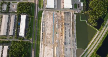 Beton ve metal çerçeve duvarları birleştirilmiş lojistik merkezinin inşaat alanı. Ticari yapının büyük gelişim alanının havadan görünümü