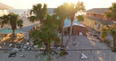 Okyanus kıyısındaki yıkılmış ev. Milton Kasırgası 'nın Florida' daki Manasota Key üzerindeki sonuçları. Fırtına şiddetli hasar verdi.