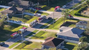 Florida Kuzey Limanı 'ndaki yerleşim yerlerindeki yangın tehlikesini araştıran itfaiyeciler.