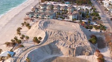 Milton Kasırgası temizlik sonrası. Manasota Key 'deki Englewood Sahili' nde kum yığınları. Kum alıcı sitesi üstüne fırtına dalgası