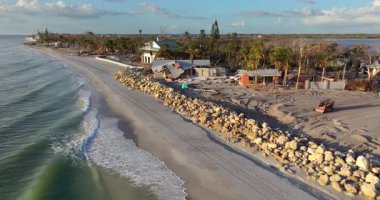 Milton Kasırgası Florida, Manasota Key 'deki rıhtım evinde şiddetli hasara yol açtı. Körfez kıyısındaki evim yıkıldı.