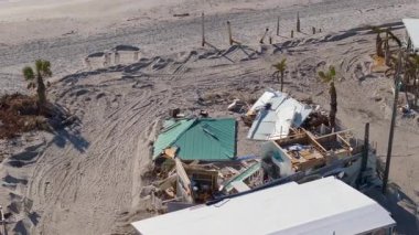 Doğal felaket ve sonuçları. Kasırga Florida kıyı bölgesindeki evleri ve duvarları tahrip etti.