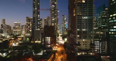 Miami, Florida 'da gün batımında yeni bir inşaat alanı. Amerikan kentsel bölgesinde ikamet geliştirme. ABD 'de konut büyümesi kavramı