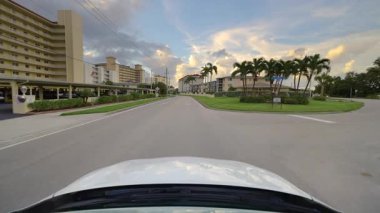 Venedik sokaklarında gezen polis arabası. Florida turistik bölgesinin güney mimarisi arasındaki Amerikan Bulvarı