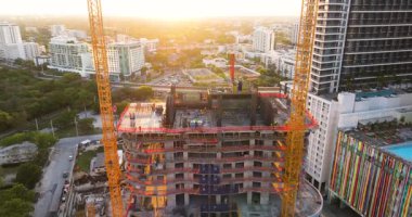 Miami, Florida 'da gün batımında gökdelen inşaatı. ABD Emlak Geliştirme. Yüksek binaları olan büyük şehir manzarası