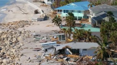 Fırtına, Florida, Englewood 'daki Milton Kasırgası' ndan sonra limandaki evlerde ciddi hasara yol açtı. Körfez kıyısındaki yıkılmış evler