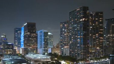 Miami Brickell 'in şehir merkezindeki zamanaşımı. Florida, ABD' de. Modern Amerikan megapolis 'indeki yüksek rıhtım ve yerleşim binaları