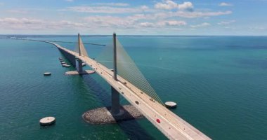 Florida, ABD 'nin ulaşım altyapısı. Tampa Körfezi üzerinde trafik arabalarıyla Sunshine Skyway Köprüsü.