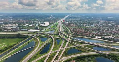 Amerikan arabası şehir taşıma altyapısı. Miami, Florida 'da hızlı sürüş yapan Amerikan otoyol kavşağı.