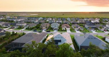 Güney Florida 'da pahalı evleri olan zengin bir mahalle. ABD Premium konut piyasasının gelişimi.