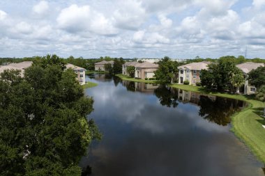 Florida yerleşim bölgesindeki Amerikan apartmanlarının hava manzarası. ABD 'nin banliyölerinde konut geliştirme örneği olarak yeni aile evleri.