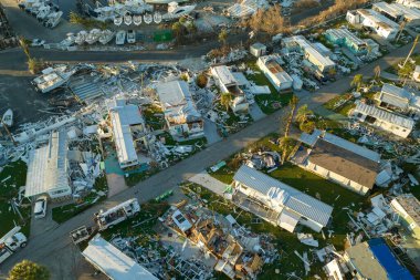 Ian Kasırgası 'nın Florida' daki yerleşim alanlarını silip süpürmesinden sonra çok kötü hasar görmüş mobil evlerin hava görüntüsü. Doğal afetten sonra.