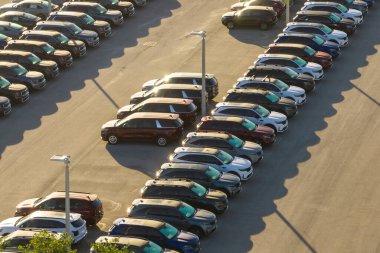 Satılık bir sürü yeni arabasıyla bayilik otoparkının havadan görüntüsü. Amerikan otomotiv endüstrisinin gelişimi.