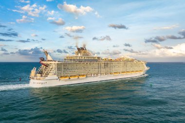 Miami limanından Atlantik Okyanusu 'na giden büyük bir yolcu gemisinin havadan görüntüsü. Florida seyahati kavramı.