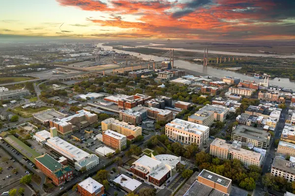 Savannah, Georgia 'nın havadan görünüşü. Amerikan şehri tarihi mimarisi. ABD geceleri panoramik şehir manzarası.