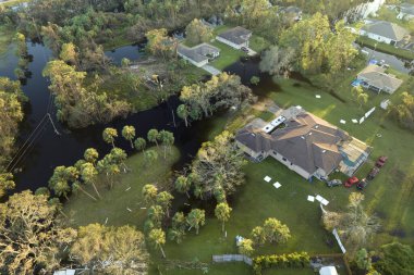 Doğal afet sonrası. Florida yerleşim bölgesinde kasırga yağışı ile sel basmış evler.