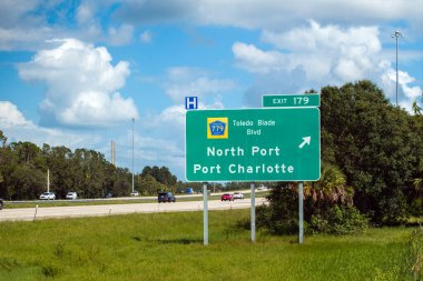 Florida 'daki American çevre yolu çıkışı tabelası. I-75 karayolu kavşağı Kuzey Limanı ve Charlotte Limanı yönünde..
