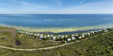 Kırsal ABD banliyölerindeki Amerikan rıhtım evleri. Florida 'nın güneybatısındaki Gasparilla Adası' ndaki küçük Boca Grande kasabasındaki büyük yerleşim yerlerinin manzarası.