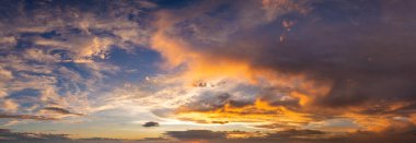 Güzel günbatımı gökyüzü manzarası. Ufukta parlak turuncu ve sarı bulutlar.