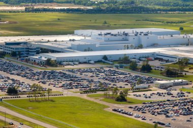 Araba fabrikasının otoparkında yepyeni arabalar satışa hazır. ABD konseptinde otomotiv endüstrisinin gelişimi.