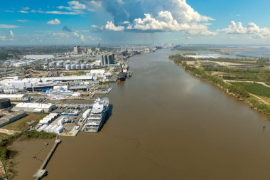 Savannah, Georgia 'daki tersanede lüks yatlar inşa ediliyor. Deniz gemilerinin montajı.