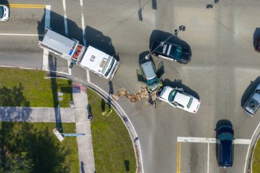 Florida 'daki araba kazasına ilk müdahale ekipleri. Acil servis çalışanları ABD 'de trafik kazası kurbanlarına yardım ediyor..