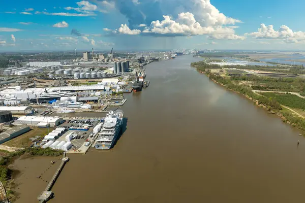 Savannah, Georgia 'daki tersanede lüks yatlar inşa ediliyor. Deniz gemilerinin montajı.