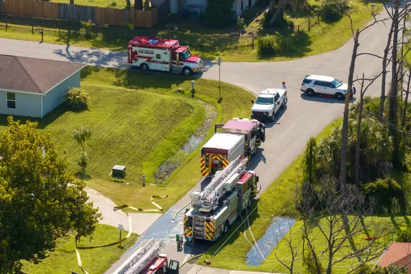 Florida yerleşim yerindeki karbon monoksit kazasına acil servis personeli cevap veriyor. Özel evin yangın tehlikesini araştıran ilk ekipler..
