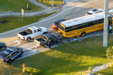 Amerikan caddesindeki okul otobüsü ve araba kazasına ilk müdahale ekipleri geldi. Acil servis, ABD 'de trafik kazası kurbanlarına yardım ediyor..