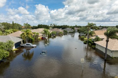 Florida 'nın banliyölerinde su altında kalan araçlar ve sel basmış yağmur suyu evleri. Güney Amerika 'daki doğal afet sonrası.