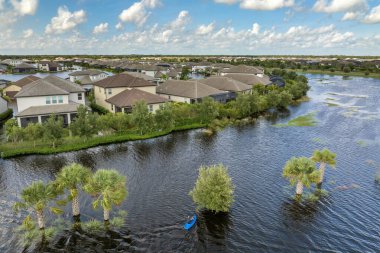 Florida yerleşim bölgesinin etrafını sularla çevrili batık arabayla dolu bir yol. Debby Kasırgası Doğal Afet.