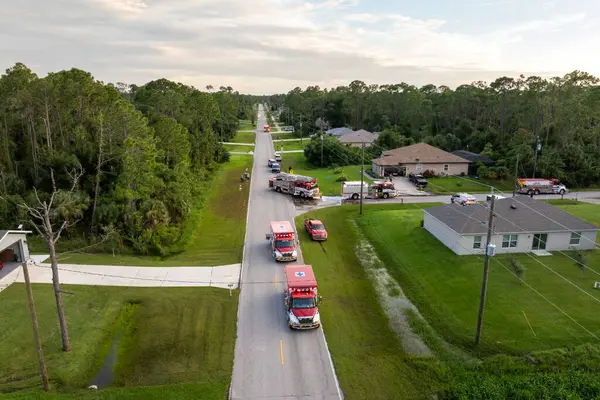 Özel evin yangın tehlikesini araştıran ilk ekipler. Florida yerleşim yerindeki karbon monoksit kazasına acil servis personeli cevap veriyor..