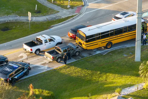 Amerikan caddesindeki okul otobüsü ve araba kazasına ilk müdahale ekipleri geldi. Acil servis, ABD 'de trafik kazası kurbanlarına yardım ediyor..