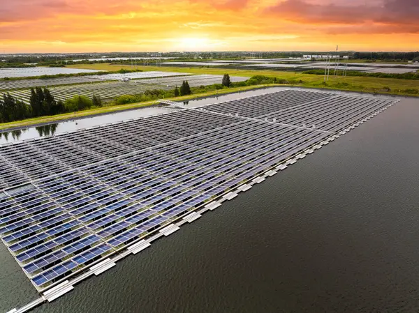 Temiz elektrik enerjisi üretmek için sürdürülebilir elektrik santralinde yüzen güneş fotovoltaik panelleri. Su yüzeyine sıfır emisyonlu yenilenebilir elektrik kavramı.