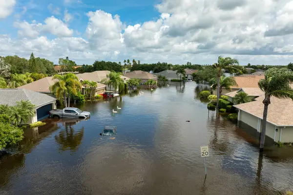 Florida 'nın banliyölerinde su altında kalan araçlar ve sel basmış yağmur suyu evleri. Güney Amerika 'daki doğal afet sonrası.