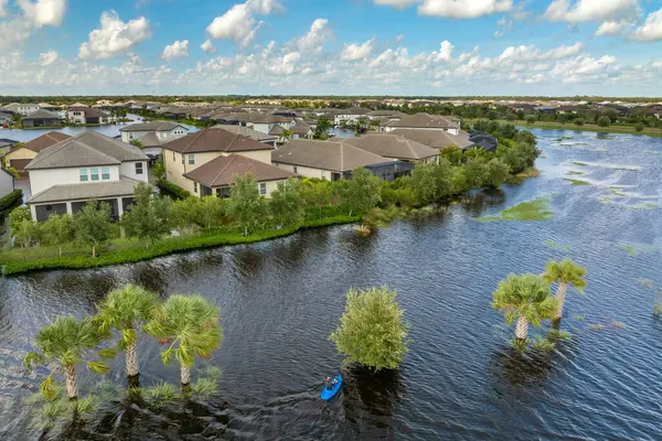 Florida yerleşim bölgesinin etrafını sularla çevrili batık arabayla dolu bir yol. Debby Kasırgası Doğal Afet.