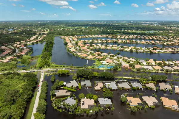 Florida 'da sel, tropikal fırtınadan kaynaklanıyor. Sel sularıyla çevrili yerleşim yerlerindeki banliyö evleri. Doğal afetten sonra.