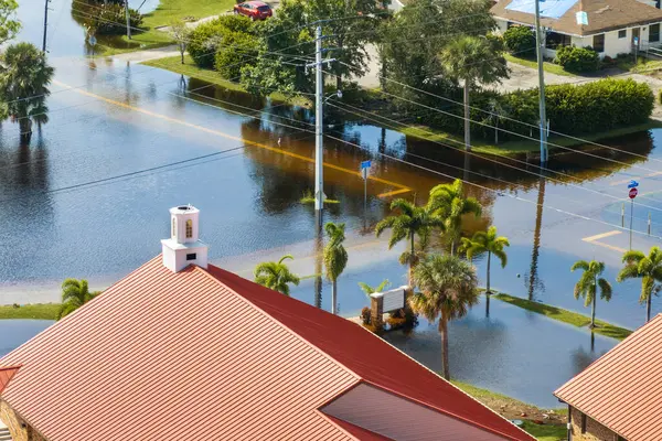 Florida 'da sel, tropikal fırtınadan kaynaklanıyor. Sel sularıyla çevrili yerleşim yerlerindeki banliyö evleri. Doğal afetten sonra.