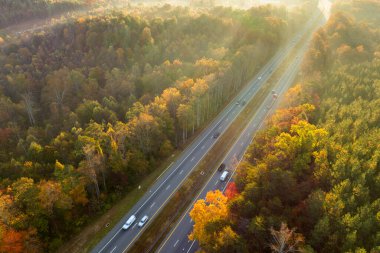 ABD 'de otoyol. Hızlı sürüş arabaları olan Amerikan otoyolu. Kuzey Carolina Appalachian dağlarında ulaşım altyapısı.
