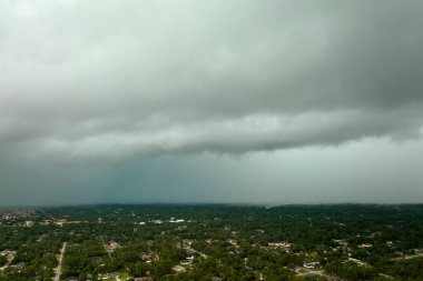 Kasaba üzerinde sağanak fırtınadan önce fırtınalı gökyüzünde oluşan kara uğursuz bulutların manzarası..