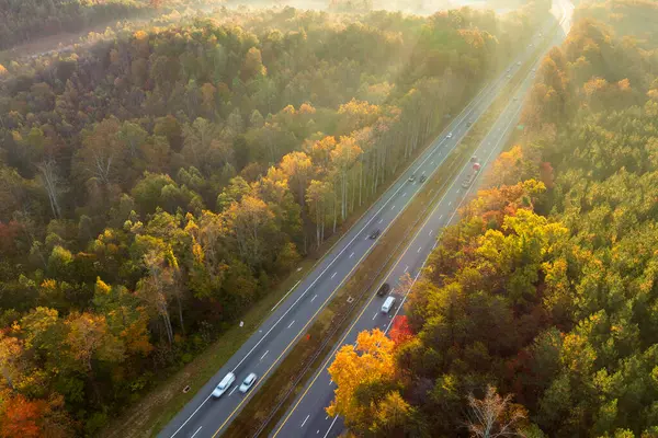 ABD 'de otoyol. Hızlı sürüş arabaları olan Amerikan otoyolu. Kuzey Carolina Appalachian dağlarında ulaşım altyapısı.
