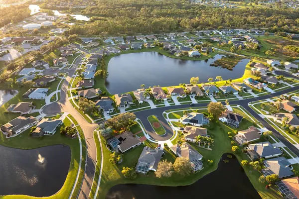 Florida 'nın güneybatısında büyük yerleşim yerleri var. Kırsal ABD banliyölerindeki Amerikan evleri.