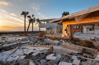 Doğal felaket ve sonuçları. Kasırga Florida kıyı bölgesindeki evleri ve duvarları yıktı.
