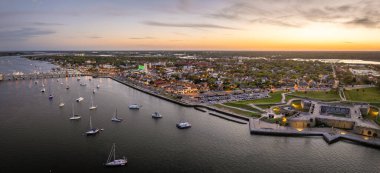 Eski Amerikan mimarisi. Gün batımında Florida 'daki St. Augustine şehrinin hava manzarası..