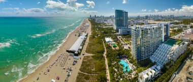 Amerika 'da popüler bir tatil yeri. Okyanus sıcak suları ve ABD 'nin Florida kentindeki Miami Beach' te kumlu sahiller. Amerika 'ya seyahat.